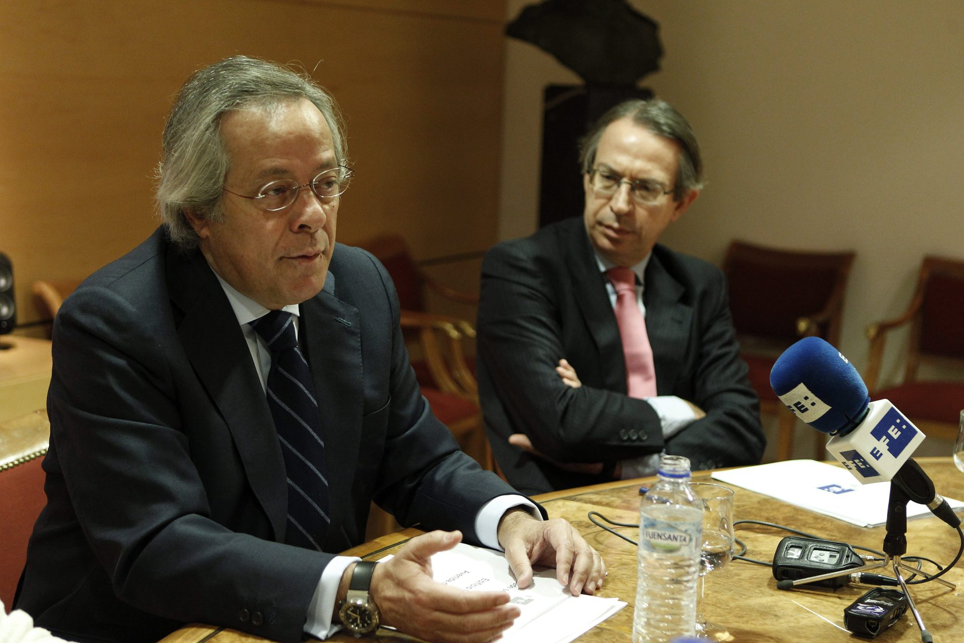Madrid. 09/01/2013,- El presidente de la SEPI, Ramón Aguirre (izda), acompañado del presidente de la Agencia EFE, José Antonio Vera, tras la firma del contrato de alquiler de las nuevas instalaciones del Edificio Génesis, propiedad de Sepides, y situado en la Avenida de Burgos, donde la Agencia EFE trasladará este año su sede central, tras cerca de treinta y cinco años en la calle de Espronceda, lo que representa un paso más en la línea de que continúe siendo una empresa moderna y competitiva. EFE/Angel Díaz