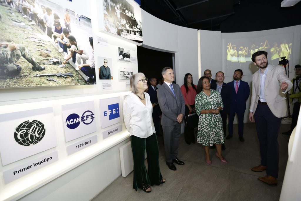 Ciudad de Panamá (Panamá), 14/11/2022.- La presidenta de EFE, Gabriela Cañas (i), el presidente del Museo de La Libertad, Raúl Morales (c), y la ministra de Cultura de Panamá, Giselle González (c-d), recorren hoy la exposición fotográfica "Centroamérica, 50 años en 50 imágenes", en el marco de la celebración de las cinco décadas de la agencia en la región, en Ciudad de Panamá (Panamá). La exposición de fotografías "Centroamérica, 50 años en 50 imágenes" fue inaugurada este lunes en Ciudad de Panamá para iniciar la celebración del 50 aniversario de la Agencia EFE en Centroamérica. "Esto es realmente una fiesta de cumpleaños muy especial", dijo Cañas. EFE/Bienvenido Velasco