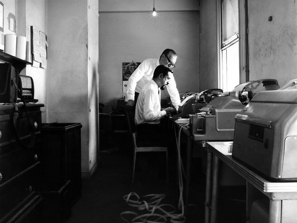 Buenos Aires (Argentina), año 1968.- El periodista José Luis Alvarez Fermosel, apodado "el caballero español (sentado) trabajan en la delegación de la Agencia EFE en Buenos Aires. ubicada en la calle Corrientes. EFE.