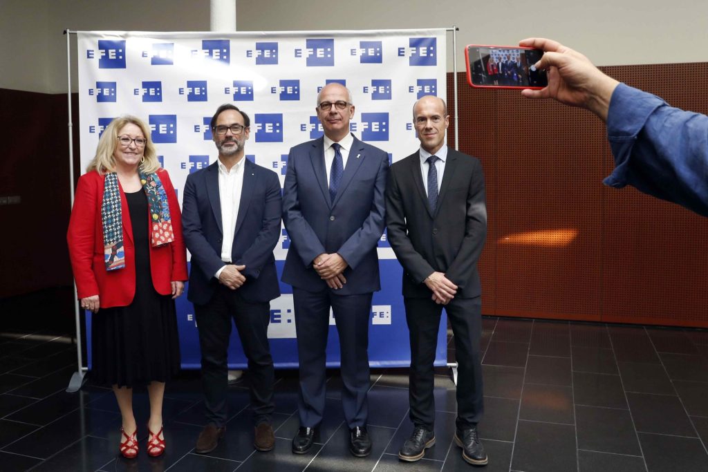  BARCELONA, 11/10/2018.- El presidente de Efe, Fernando Garea (2i) , ha inaugurado hoy en Barcelona la nueva sede de la agencia en Cataluña, situada en una planta del edificio de la Comisión Nacional de los Mercados y la Competencia (CNMC), en el distrito tecnológico barcelonés del 22·, en un acto en el que han intervenido, el delegado general de EFE en Cataluña, Leandro Lamor (d), secretaria general de la CNMC, Amelia Lobato, (i) y el director general de Medios de Comunicación de la Generalitat, Ignasi Genovès (2d). EFE/Toni Albir