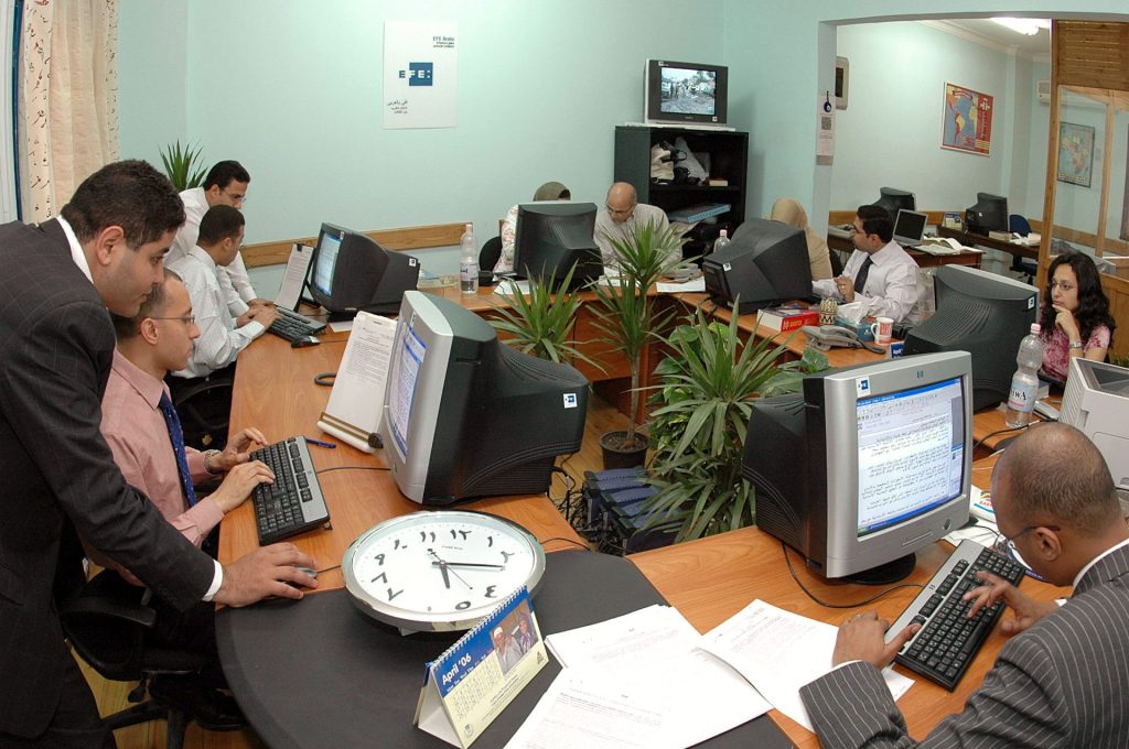 El Cairo (Egipto) 23/04/06 : Vista general de la redacción del servicio árabe de Efe, dirigida por el periodista Javier Martín, en la delegación de Efe en El Cairo (Egipto). El nuevo servicio árabe de Efe fue hoy inaugurado por el presidente de Efe, Alex Grijelmo, y el ministro español de Asuntos Exteriores, Miguel Angel Moratinos, entre otras personalidades. EFE/Salah Ibrahim