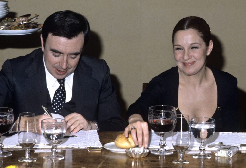 Madrid 29-1-1980.- El presidente de la Agencia EFE, Luis María Anson, junto a la actriz Lola Herrera durante la conocida "cena del éxito" que la Agencia EFE ofreció al escritor Miguel Delibes por el triunfo obtenido con la obra de teatro "Cinco horas con Mario. EFE/yv