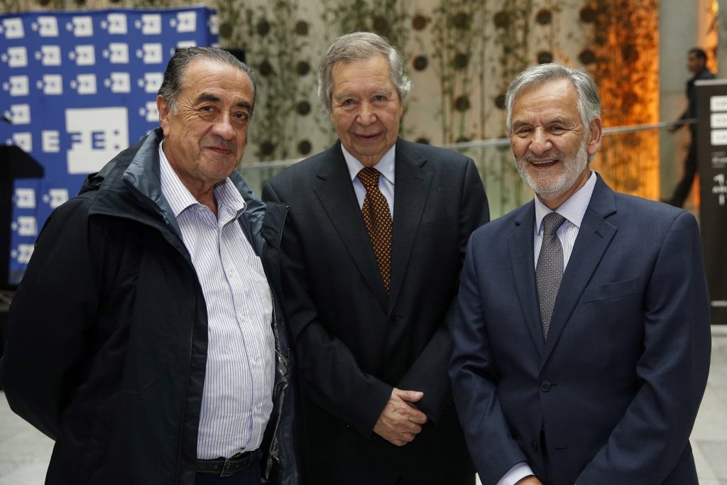 SANTIAGO DE CHILE (CHILE), 05/05/2016.- El periodista Eugenio Montecinos (i), el profesor de la Academia Diplomática, Fernando Reyes Matta (c) y el periodista Abel Esquivel, posan en la inauguración de la exposición fotográfica "Efe, 50 años contando Chile" hoy, jueves 5 de mayo de 2016, en la sala El Túnel del Centro Cultural Palacio de La Moneda (CCPLM), en Santiago de Chile (Chile). La exposición reúne destacadas imágenes de la historia del país en las últimas décadas. EFE/Mario Ruiz