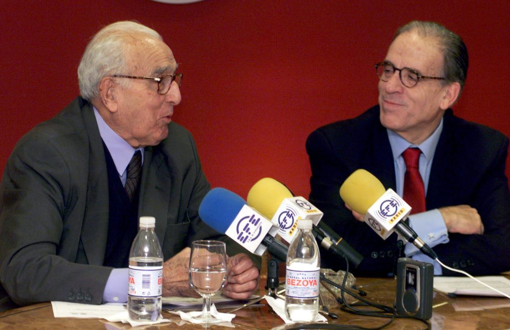 Madrid, 15 de noviembre de 2000 - El presidente de la Agencia EFE, Miguel Angel Gozalo (d) y el presidente de UNICEF-Comité Español, Joaquín Ruiz-Giménez (i), presentaron hoy los Premios Iberoamericanos de Comunicación por los Derechos de la Niñez y de la Adolescencia. EFE/Gustavo Cuevas