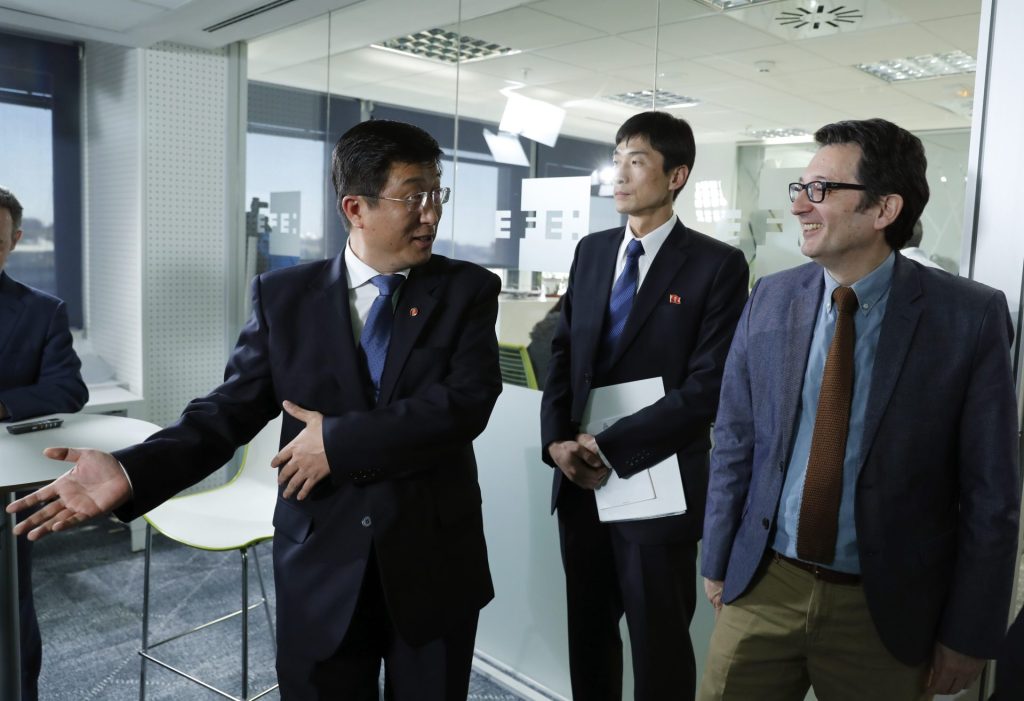 MADRID, 21/04/2017.- El embajador de Corea del Norte en España, Kim Hyok-Chol (i), junto al coordinador de Información de la Agencia EFE, Emilio Crespo (d), durante la visita que ha realizado a la sede de la Agencia en Madrid. EFE/Angel Díaz