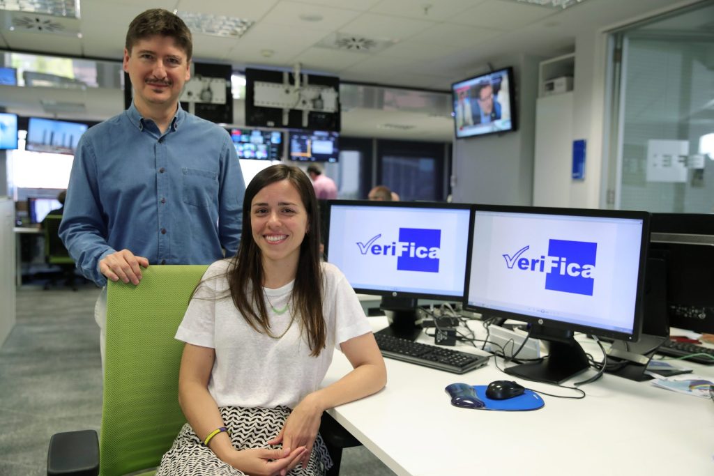 Madrid, 02/07/2019.- Los redactores Ramiro Fuente y Desireé García, responsable de la unidad de verificación de la Agencia EFE, VeriFica, para luchar contra las noticias falsas.EFE/ Ángel Díaz