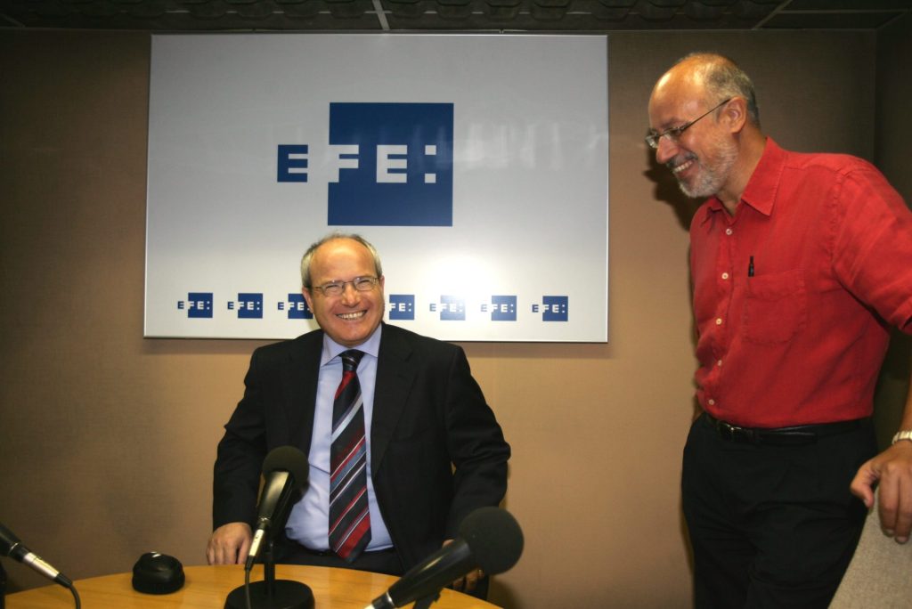 05/09/06.- El ministro de Industria yTecnología, José Montilla, candidato del PSC a presidencia de la Generalitat catalana (d) junto al director de Radio, Luis Gónzalez durante una entrevista a la emisora de EFE, declara que propondrá al consejero de Economía, Antoni Castells, y a la vicepresidenta del PSC, Manuela de Madre, como números dos y tres, respectivamente, para acompañarle en la lista socialista a las próximas elecciones al Parlamento catalán. EFE/ Bernardo Rodríguez