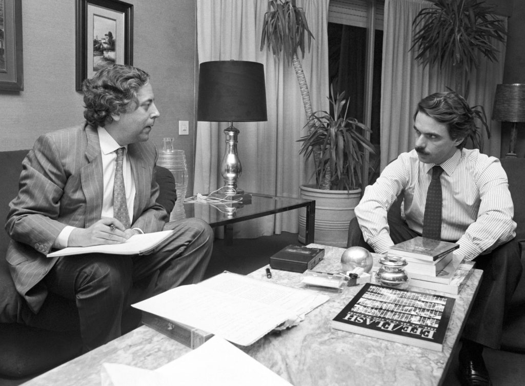 MADRID, 09/10/1989.- El director de Información de la Agencia EFE, Miguel Angel Aguilar (i) durante la entrevista que realizo al candidato del Partido Popular (PP) para las próximas elecciones, José María Aznar. EFE.
