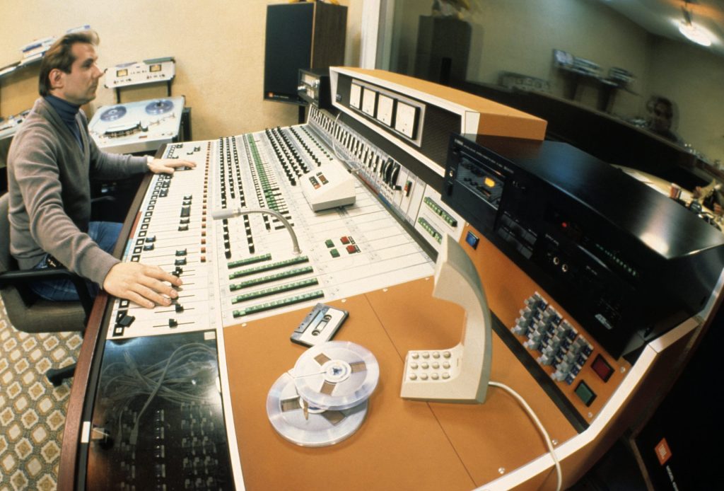 Madrid 1978.- Mesa de mezclas en el departamento de Radio de la sede central de la Agencia Efe en Madrid. EFE/yv