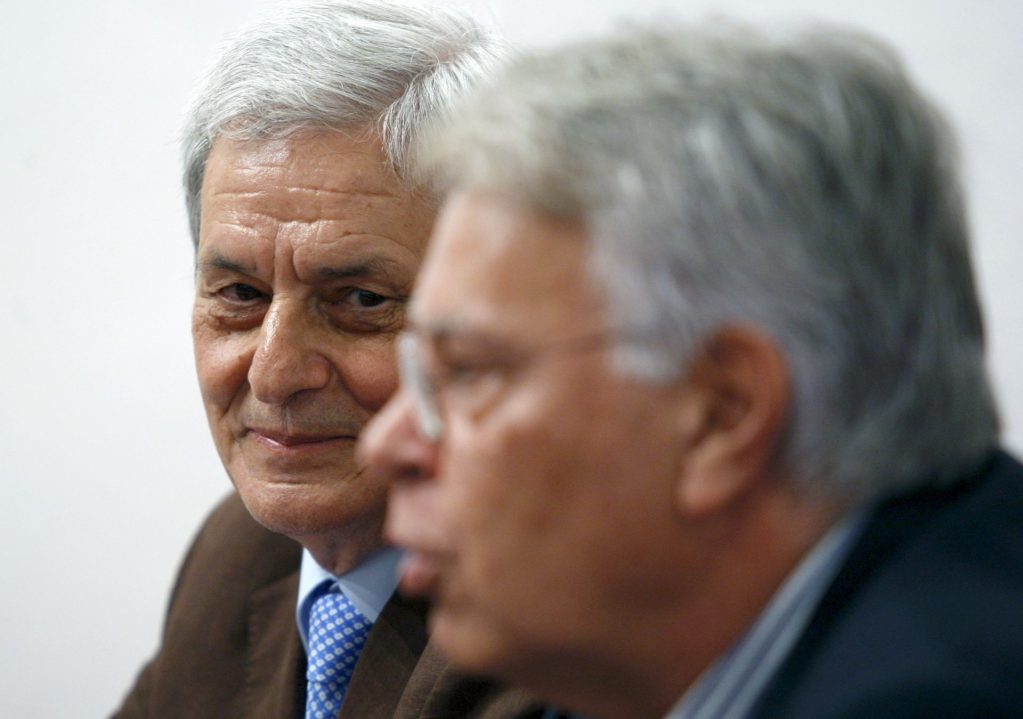 MADRID, 1/6/2010.- El ex presidente del Gobierno Felipe González (d) presentó hoy, en la Casa de Galicia en Madrid, la novela "Los laberintos del espejo", en la que el escritor y periodista Alfonso S. Palomares (i) realiza una radiografía de la mentira como base del periodismo. EFE/J.C.HIDALGO