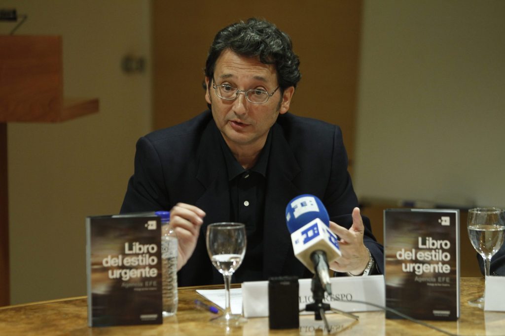 Madrid, 19/09/2011.- El periodista de EFE y coordinador del libro, Emilio Crespo, durante la presentación del Libro del estilo urgente de la Agencia, el primer manual de estilo periodístico con un horizonte multimedia, ya que, además de consejos para escribir mejor los textos, incluye instrucciones para realizar mejores fotos, vídeos y audio. EFE/Juan Carlos Hidalgo