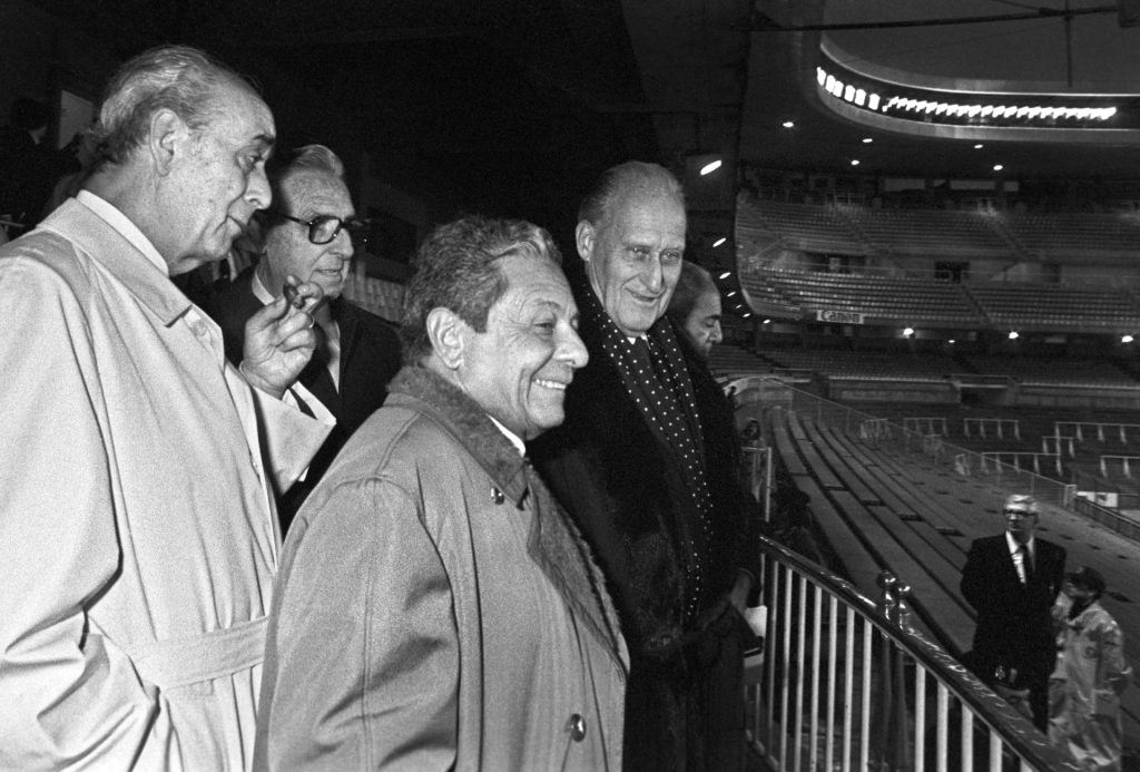 MADRID, 16/01/1982.- El presidente de la FIFA, Joao Havelange (d), y el presidente del Real Madrid, Luis de Carlos (2ºi), presencian desde el palco del estadio Santiago Bernabeu la presentación del "Plan Naranja 82" de Protección Civil para el Mundial de Fútbol España 82. EFE/ma