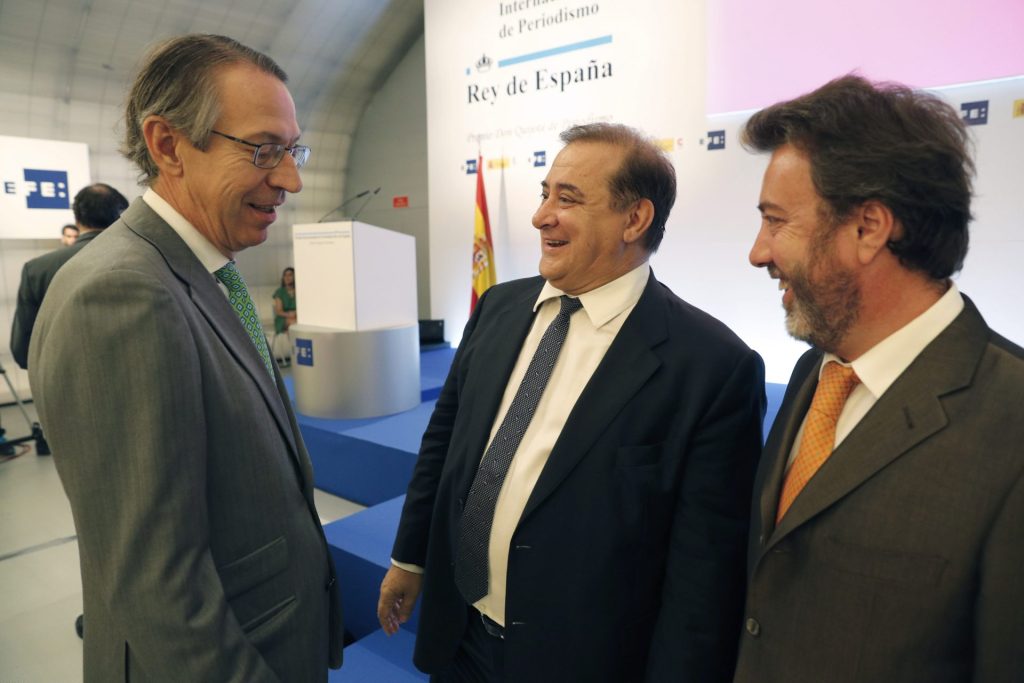 MADRID, 13/07/2016.- El presidente de la Agencia EFE, José Antonio Vera, conversa con los periodistas Francisco Pardo y Fernando Moreno a su llegada esta mañana a la Casa del Lector para la ceremonia de entrega de los XIII Premios Internacionales Rey de España de Periodismo que preside el rey Felipe VI. EFE/Ballesteros