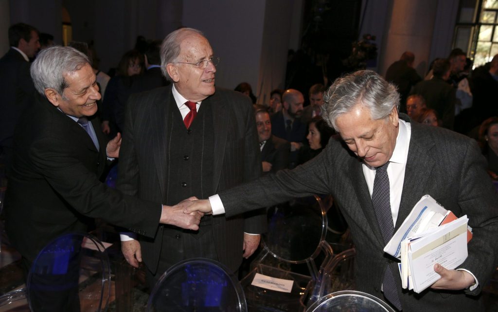 MADRID, 18/02/2015.- Los expresidentes de Efe Alfonso Sobrado Palomares (i) y Miguel Ángel Gozalo (c), junto al periodista Miguel Ángel Aguilar (d), durante la celebración del décimo aniversario de la Fundación del Español Urgente (Fundéu), promovida por la Agencia EFE y el BBVA y avalada por la Real Academia, cuyo objetivo es fomentar el buen uso del español en los medios de comunicación. EFE/Juan Carlos Hidalgo