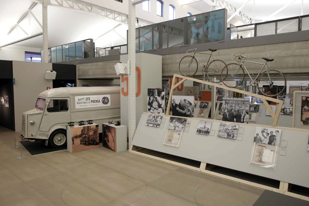  Madrid, 27/05/2014.- Vista general de la exposición "EFE'75. Historia de la primera agencia global en español", una propuesta de la Agencia EFE en su 75 aniversario para acercarse a través de sus fotos y sus teletipos a todo lo que ha ocurrido en España en este tiempo, contado por este medio de comunicación, que van a inaugurar hoy los Reyes don Juan Carlos y doña Sofía, en la Casa del Lector del Centro de Creación Contemporánea Matadero Madrid. EFE/Emilio Naranjo