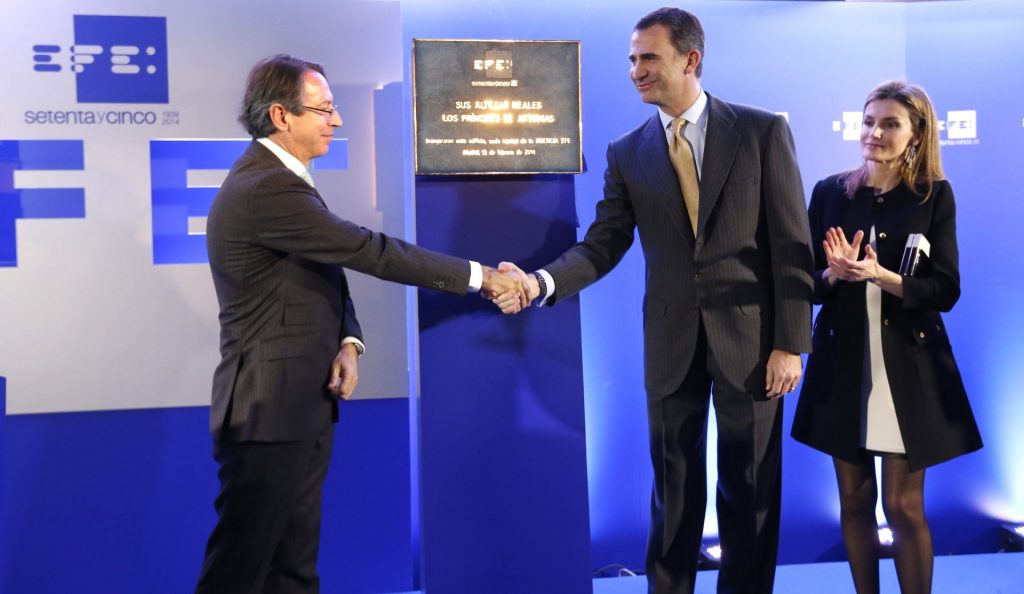 Madrid, 13/02/2014,- Los príncipes de Asturias, Felipe y Letizia, saludan al presidente de la Agencia EFE, José Antonio Vera, tras descubrir una placa durante el acto de inauguración de la nueva sede central de la Agencia Efe, que celebra este año el 75 aniversario de su fundación. EFE/JuanJo Martín