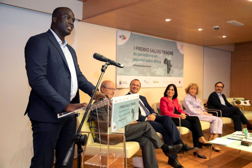LAS PALMAS DE GRAN CANARIA, 14/10/2019.- El hijo de Saliou Traoré pronuncia unas palabras tras la entrega del premio Saliou Traoré en su primera edición, otorgado por la Agencia EFE y Casa África, al periodista grancanario Pepe Naranjo, hoy lunes en Las Palmas. EFE/Quique Curbelo.