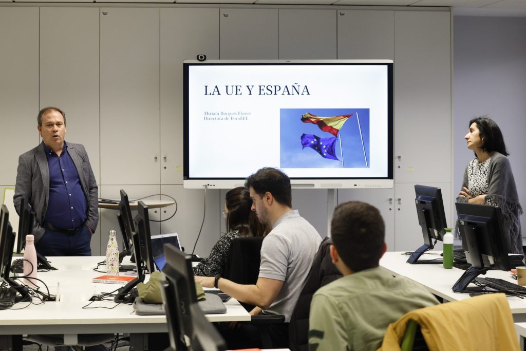 Madrid, 08/03/2023.- La presencia de España en la UE, con su presidencia de turno en el próximo semestre, la política agraria y comercial, y la lucha contra la desinformación centran este miércoles la segunda jornada del Programa de Formación en UE para jóvenes periodistas de la Escuela de Periodismo de la Agencia EFE y el Instituto RTVE. EFE/ Ballesteros