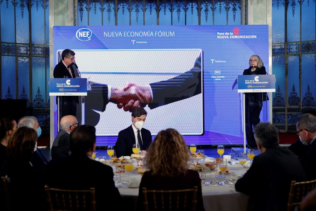 MADRID, 12/01/2022.- La presidenta de la Agencia Efe, Gabriela Cañas (d) durante el desayuno informativo de la tribuna Foro de la Nueva Comunicación que organiza Nueva Economía Fórum bajo el mecenazgo de TelefónicaCasiono celebrado en el Casino Gran Círculo de Madrid. EFE/ Mariscal