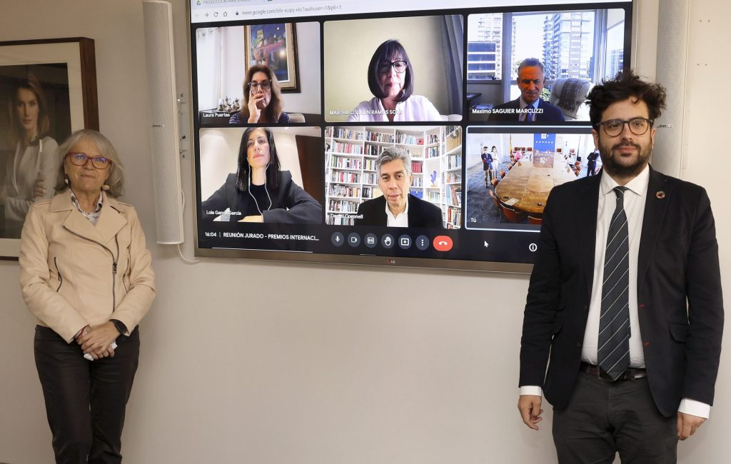 MADRID, 02/03/2022.- La presidenta de la Agencia Efe, Gabriela Cañas (i), y el director de la AECID, Antón Leis García (d), junto al resto de miembros del jurado (en la pantalla por videoconferencia) reunidos para el fallo de los Premios Internacionales Rey de España de Periodismo, concedidos por la Agencia Española de Cooperación Internacional para el Desarrollo (Aecid) y la Agencia EFE, que reconocen la labor de los profesionales del periodismo de lengua española y portuguesa de la Comunidad Iberoamericana de Naciones y de los países con los que España mantiene vínculos históricos y relaciones culturales y de cooperación. EFE/Ballesteros