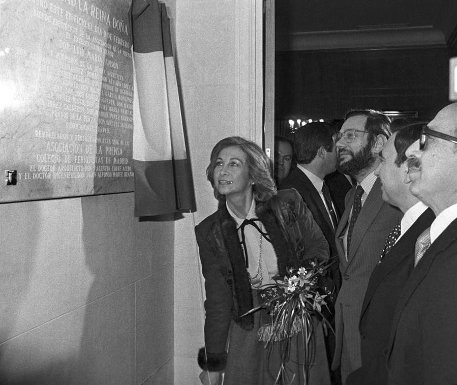INAUGURACIÓN SEDE ASOCIACIÓN DE LA PRENSA.-MADRID, 09 02 1983.- La reina Sofía descubre la placa conmemorativa de la inauguración de la nueva sede