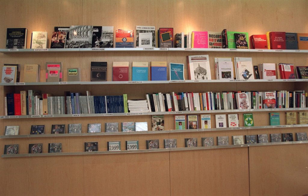 ASPECTO GENERAL QUE PRESENTA UNA DE LAS ESTANTERÍAS, CON MANUALES DE ESTILO, LIBROS Y CD-ROMS DE LA TIENDA QUE EL DEPARTAMENTO COMERCIAL TIENE ABIERTA AL PÚBLICO EN LA AGENCIA EFE DE NOTICIAS, SITUADA ENFRENTE DE SU SEDE EN LA CALLE ESPRONCEDA. EFE/ PINO