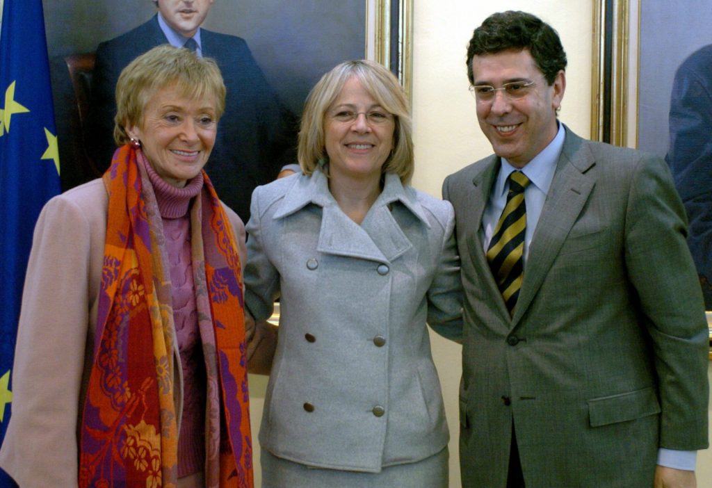 Madrid, 31/01/06.- La vicepresidenta primera del Gobierno, María Teresa Fernández de la Vega (i), junto al secretario de Estado de Comunicación, Fernando Moraleda, y Marina Gabriela Cañas Pita de la Vega, en el acto en el que ésta tomó posesión del cargo de directora general de Información Internacional del Ministerio de la Presidencia, hoy en Madrid. EFE/Angel Díaz
