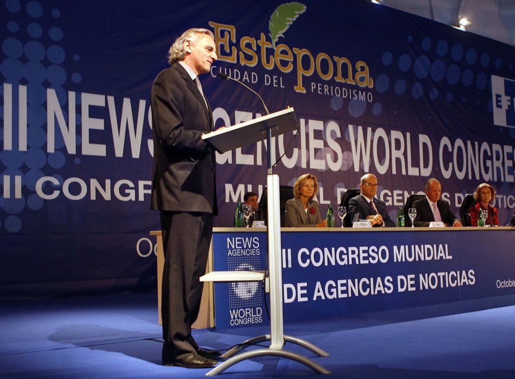 Madrid, 26/10/07.- Alex Grijelmo, máximo responsable de EFE, ha sido elegido hoy presidente del Consejo Mundial de Agencias de Noticias, a propuesta unánime del Comité Ejecutivo de esta organización, en la que están representadas las principales agencias del mundo y asociaciones internacionales que agrupan a estas empresas de comunicación. En la imagen, Alex Grijelmo durante su intervención, el pasado 24 de octubre en Estepona (Málaga), en el acto inaugural del II Congreso Mundial de Agencias de Noticias que estuvo presidido por los Reyes de España. EFE/Archivo/Rafael Díaz