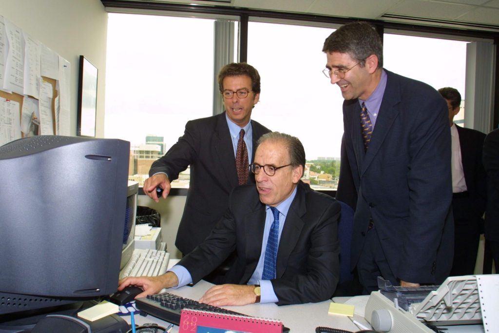 MIAMI (EE.UU) 21-5-02,. El presidente y director-general de EFE, Miguel Angel Gozalo,acompañado de Enrique Merino,iz,y el delegado de EFE en Miami,Emilio C.Sanchez, durante la inauguracion de la nueva mesa de edición en Miami, que reforzará la presencia en América de la agencia de noticias EFE, líder mundial en la distribución de contenidos informativos en español.EFE