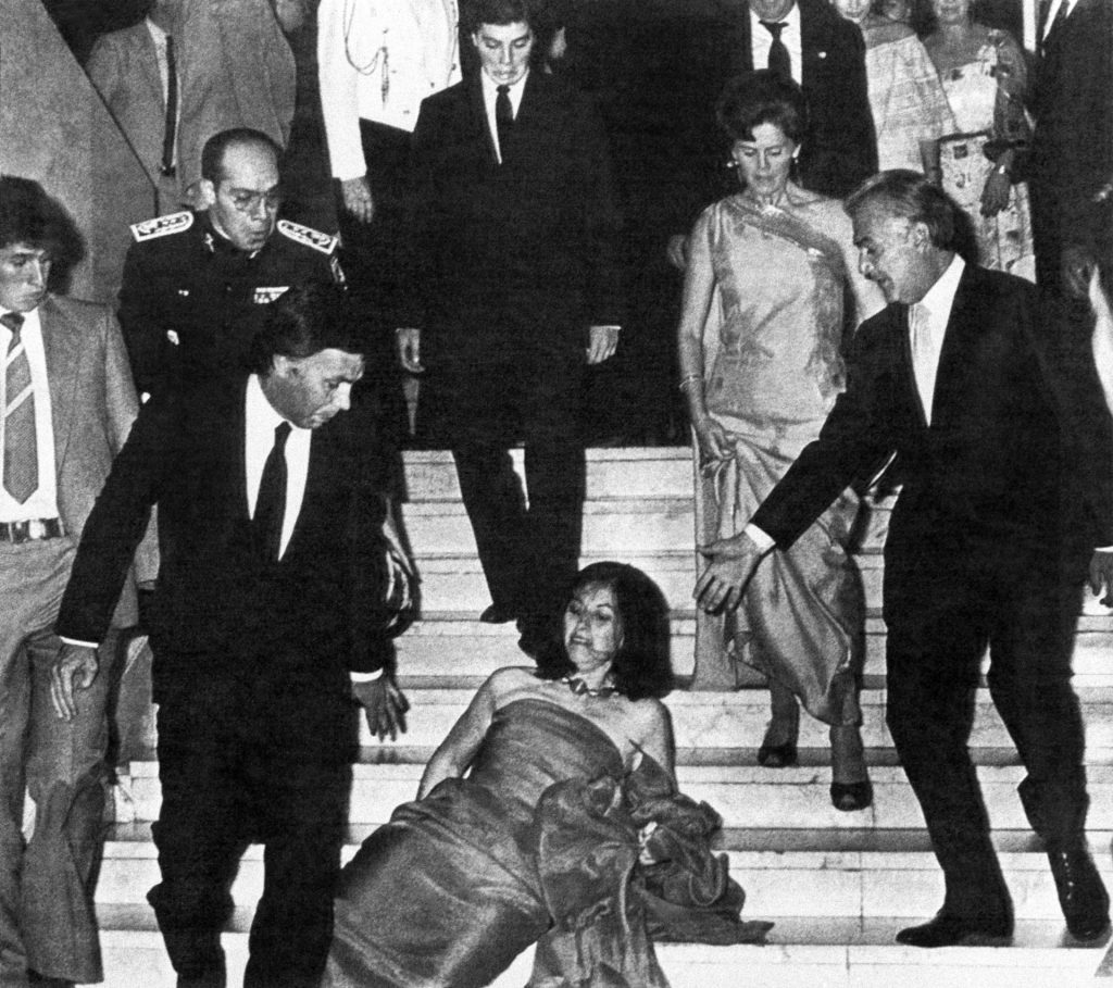 CIUDAD DE MÉXICO, 04/06/1983.- El presidente del Gobierno de España, Felipe González (i); su homólogo mexicano, Miguel de la Madrid (d); la esposa de éste, Paloma Cordero (2d), y el ministro de Exteriores de México, Bernardo Sepúlveda (c, al fondo), reaccionan alarmados al ver caer a la esposa del mandatario español, Carmen Romero (c), tras resbalar ésta en la escalinata del palacio de Itatelolco de la capital mexicana, donde acababan de asistir a la cena ofrecida en su honor por el presidente de México, Miguel de la Madrid (d), con motivo de su viaje al mencionado país. EFE//ct