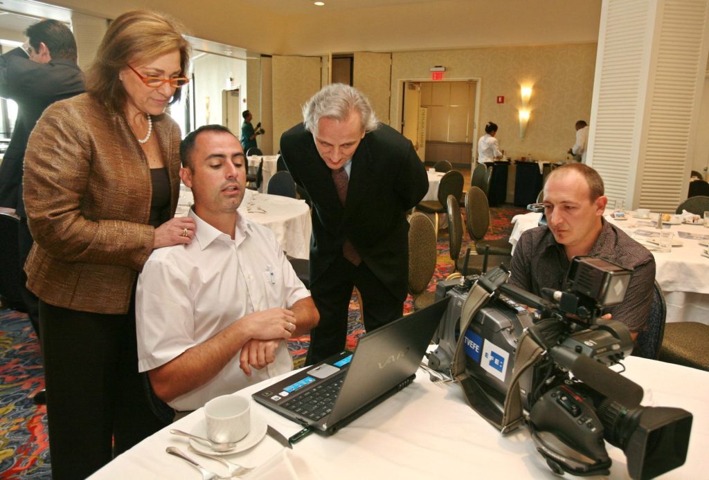 Miami (FL, USA), - El ex presidente de la Agencia Efe, Alex Grijelmo (c), María Luisa Azpiazu, Nacho Martin editor TVEFE y Jesús Bartolomé, camarógrafo TVEFE (der.) observan la transmisión de vídeo a la central de Madrid el 14 de octubre de 2007, durante la presentación del proyecto de televisión TVEFE en el marco de la 63 Asamblea General de la Sociedad Interamericana de Prensa (SIP) en Miami (EEUU).FE /John Rilley