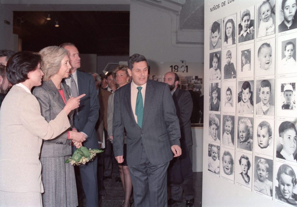 Madrid, 28-02-89.- Sus Majestades los Reyes don Juan Carlos y doña Sofía, acompañados por el presidente de la Agencia EFE, Alfonso Sobrado Palomares, escuchan las explicaciones de Beatriz de Laiglesia sobre unas fotografías de personajes de la actualidad en su infancia durante la inauguración de la exposición "Efemerides, 50 años en la vida de España", esta mañana en el Centro Cultural de la Villa de Madrid que inicia una serie de actividades organizadas para conmemorar el 50 aniversario de la Agencia. EFE/Cuadrado