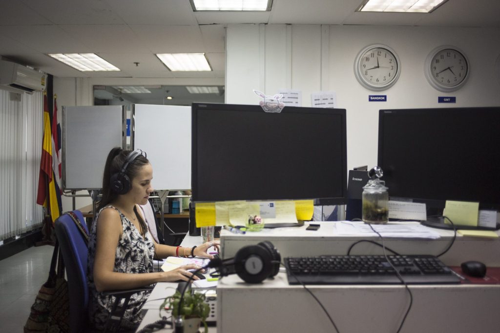 Bangkok, 9-10-2019.- Una periodista trabaja en la mesa de edición multimedia de la sede de la Agencia Efe de Bangkok. EFE/James Adams