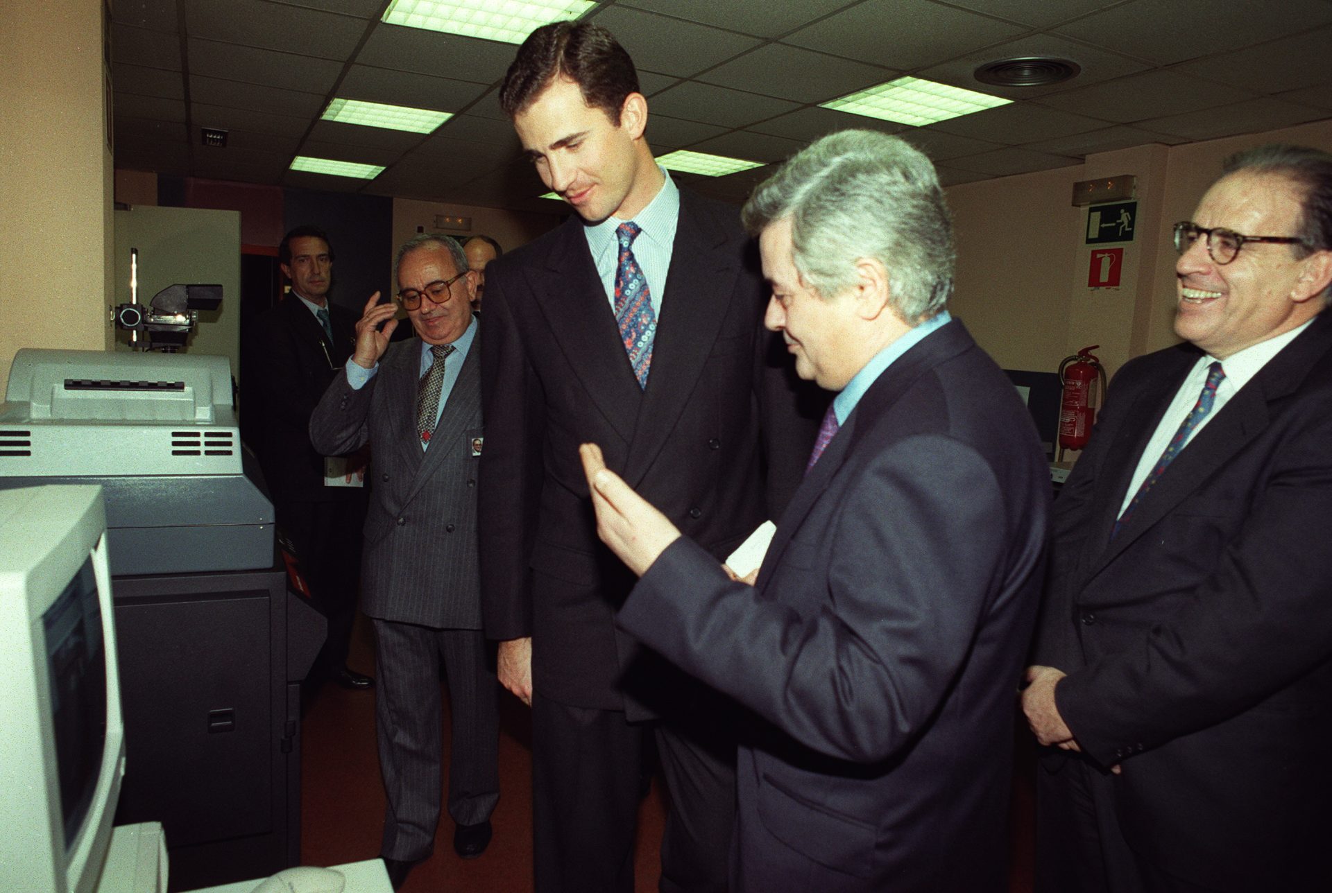 En la imagen durante su visita a la sección de gráfica junto al director de la sección Manuel Silva (a su izq) y José Velasco, jefe del laboratorio (dcha. Detrás el presidente de la Agencia EFE, Miguel Angel Gozalo. EFE/aa