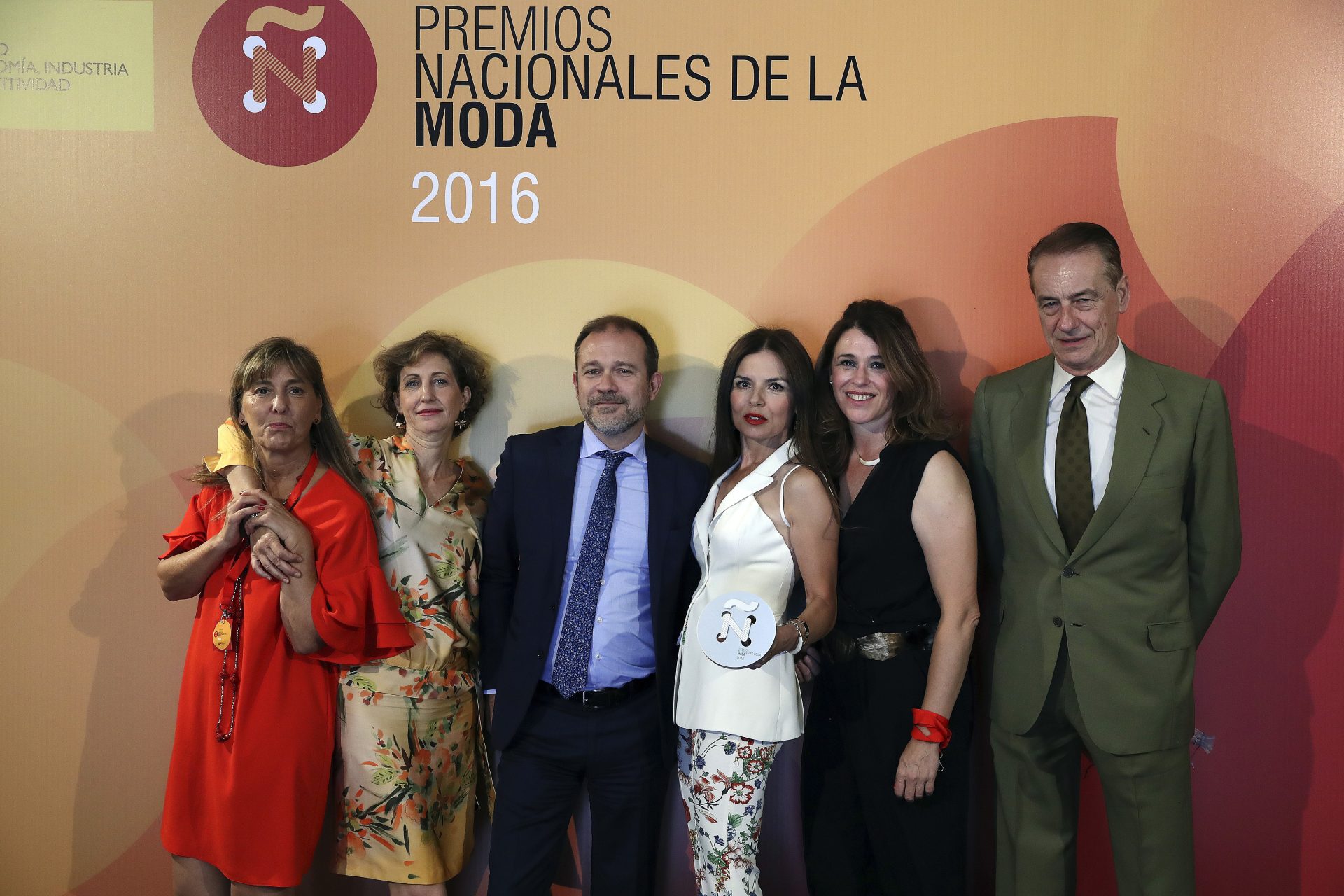MADRID, 17/07/2017.- Efe Estilo, el portal de estilo de vida de la Agencia Efe, ha recibido hoy, de manos de la Reina Letizia, el Premio a la Comunicación, durante el acto de entrega de los IV Premios Nacionales de la Moda, celebrado hoy en el Museo del Traje de Madrid. En la foto, (i-d) Paloma Puente, jefa de Sección del Archivo Gráfico y Fototeca de la Agencia Efe; Inmaculada Tapia, redactora de Efe Estilo, Carlos Gosch, director de Nacional; Lourdes A. Esmorís, directora de Efe Estilo; Carmen Martín, redactora de Efe Estilo, y Luis de León, director de Documentación. EFE/Sergio Barrenechea