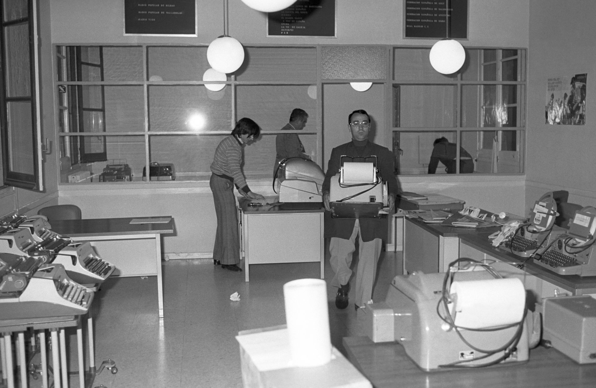 Madrid 21-4-1977.- Trabajadores de la Agencia EFE trasladan los teletipos de la redacción durante la mudanza de la sede de la calle Ayala al nuevo edificio en Espronceda 32. EFE/yv