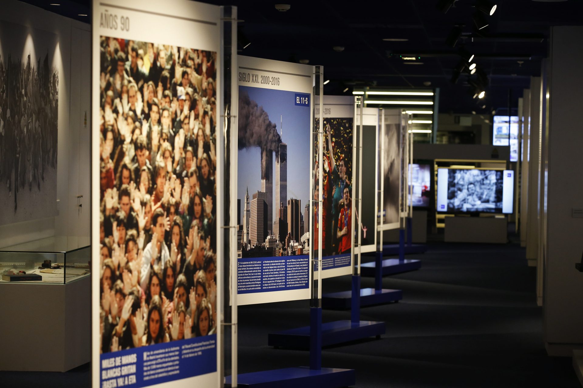 Madrid, 21/04/2016.- El periodismo global tiene por fin su primer museo en España: el Museo EFE, una exposición creada con los fondos de la Agencia EFE, fundada hace 77 años, que narra la historia de la agencia de noticias más importante de lengua española al hilo de la propia evolución de España y del mundo a través de las fotografías de su archivo gráfico y de los instrumentos con los que se ha ejercido la profesión periodística. así como con audiovisuales de las noticias más impactantes de las últimas décadas. Paneles fotográficos en una de las salas.- Efe/Ángel Díaz