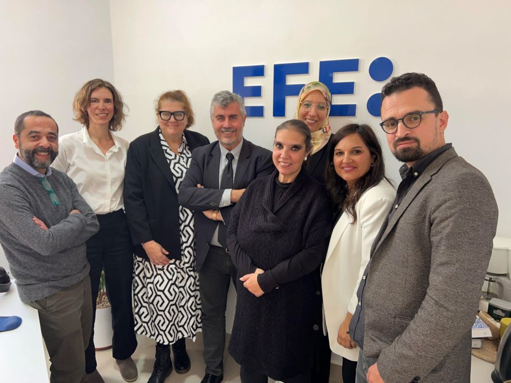 El presidente de la Agencia EFE, Miguel Ángel Oliver, posa junto a los miembros de la delegación de Rabat, con su delegada, María Traspaderne, a la cabeza. Les acompañan la responsable de Relaciones Internacionales, Cristina Ozaeta y Sara Bagchandani, coordinadora general y directora Comercial de EMEAA de EFE. EFE