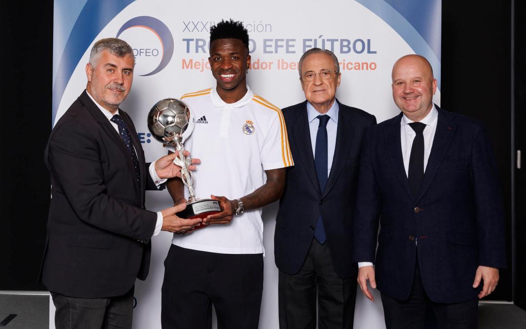 Vinicius recibe el Trofeo EFE a mejor jugador iberoamericano del 2023