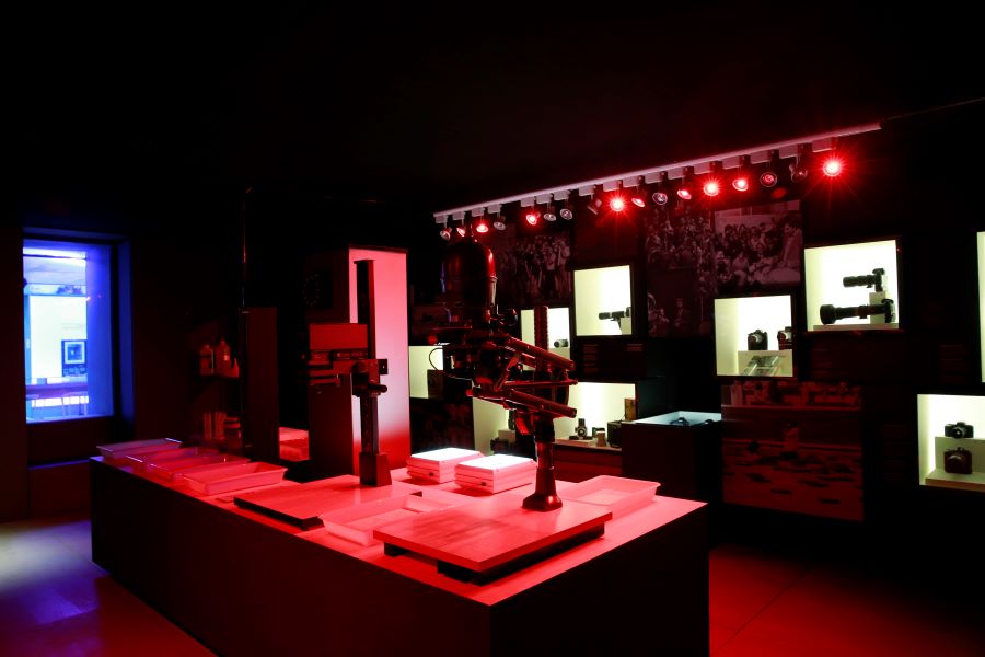 Madrid, 08/11/2014.- Recreación de un laboratorio fotográfico en el interior de la exposición fotográfica conmemorativa del 75 aniversario de la Agencia EFE, "EFE'75: Historia de la primera agencia global en español", en la Casa del Lector en el Espacio Matadero de Madrid. EFE/Zipi