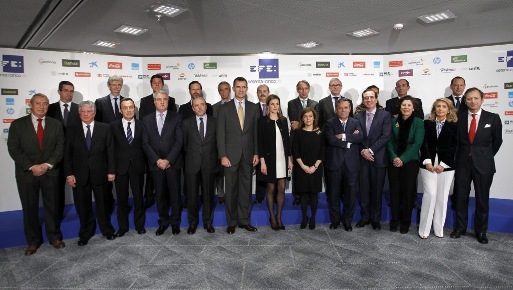 Madrid, 13/02/2014.- Los Príncipes de Asturias, Felipe y Letizia, posan con los patrocinadores de honor del 75 Aniversario de la Agencia Efe, durante el acto de inauguración de la nueva sede central de la Agencia, que han presidido hoy en Madrid. (De izq. a dcha.) Delante: Julio Gómez Pomar (Pte. Renfe), Arturo Fernández (Pte. Ceim), Juan Carlos Gallego (Dtor. Territorial Madrid Caixabank), Jordi García Tabernero (Dtor. Comunicación Gas Natural), Javier Monzón de Cáceres (Pte. Indra), Príncipe Felipe, Princesa Letizia, Soraya Sáenz de Santamaría (vicepresidenta del Gobierno), José Folgado Blanco (Pte. Red Eléctrica Española), Antonio Huertas (Pte. Mapfre), Helena Herrero (Pta. Hp), Begoña Elices (Dra. Comunicación Repsol). Borja Baselga (Dtor. Fundación Banco Santander)Detrás: Miguel Arrufat (Univ. Internacional de La Rioja), John Scott (Pte. KPMG), Miguel Mira (Dtor. Relaciones Externas y Comunicación de Coca Cola), Juan Ignacio Entrecanales (vicep. Acciona), Francisco de Bergia (Director de asuntos públicos de presidencia Telefónica), Gonzalo Rodríguez Moreno (Fundación Aquae), José Antonio Vera (Pte. Agencia Efe), Alberto Rodríguez Toquero (Dtor. Gral. Mahou-San Miguel), Amalia Blanco Lucas (Dtra.Gral. Adjunta Comunicación Bankia), José Luis González Besada (Dtor. Comunicación Iberdrola) , Antonio Martínez (Dtor. Comunicación Mercadona) EFE/J. J. Guillén