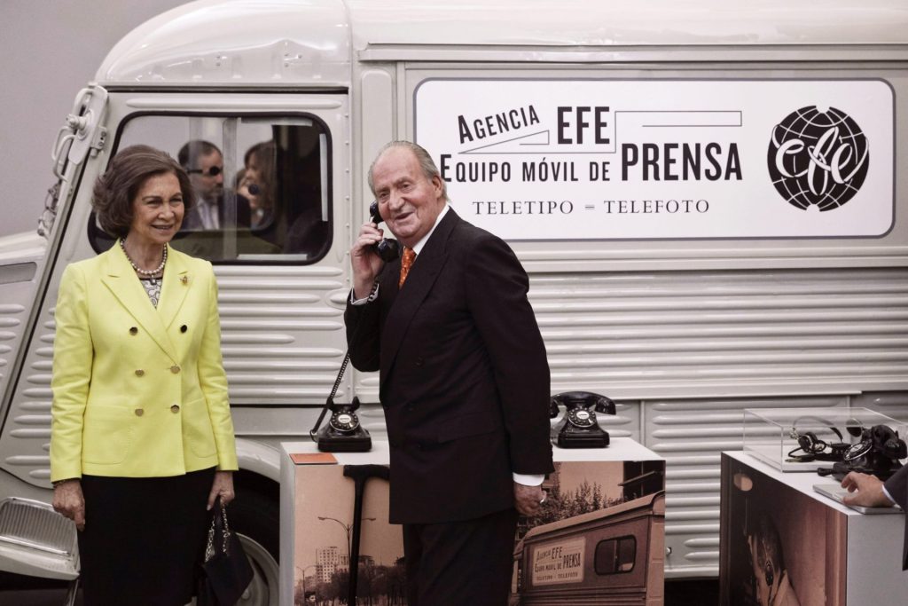 Madrid, 27/05/2014.- El Rey bromea junto a la Reina con un teléfono antiguo frente a una legendaria unidad móvil, durante la inauguración de la gran exposición conmemorativa de la Agencia EFE que recoge la evolución de este medio y permite aproximarse a la historia de España y del mundo en los últimos 75 años, que han presidido hoy en el Auditorio Casa del Lector del Matadero de Madrid. EFE/Emilio Naranjo