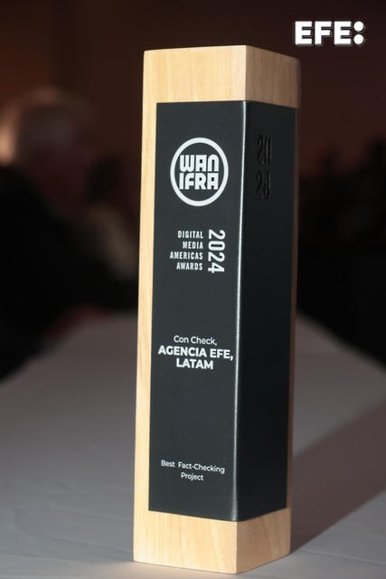 Ciudad de Panamá (Panamá), 11/04/2024.- Fotografía del premio ganado por la Agencia EFE al mejor proyecto de verificación de datos de la edición 2024 de los premios Wan Ifra. EFE/ Gabriel Rodríguez