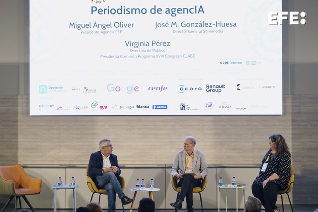 Palencia, 19/04/2024.- El presidente de la Agencia EFE, Miguel Ángel Oliver (i), el director general de Servimedia, José Manuel González Huesa (c), y la directora del diario Público, Virginia Pérez (d), durante su participación en el debate 'El periodismo de agencia y las oportunidades de la inteligencia artificial en estas empresas de información' celebrado en el marco del XVIII Congreso de Editores y Periodistas, en Palencia. EFE/Nacho Gallego