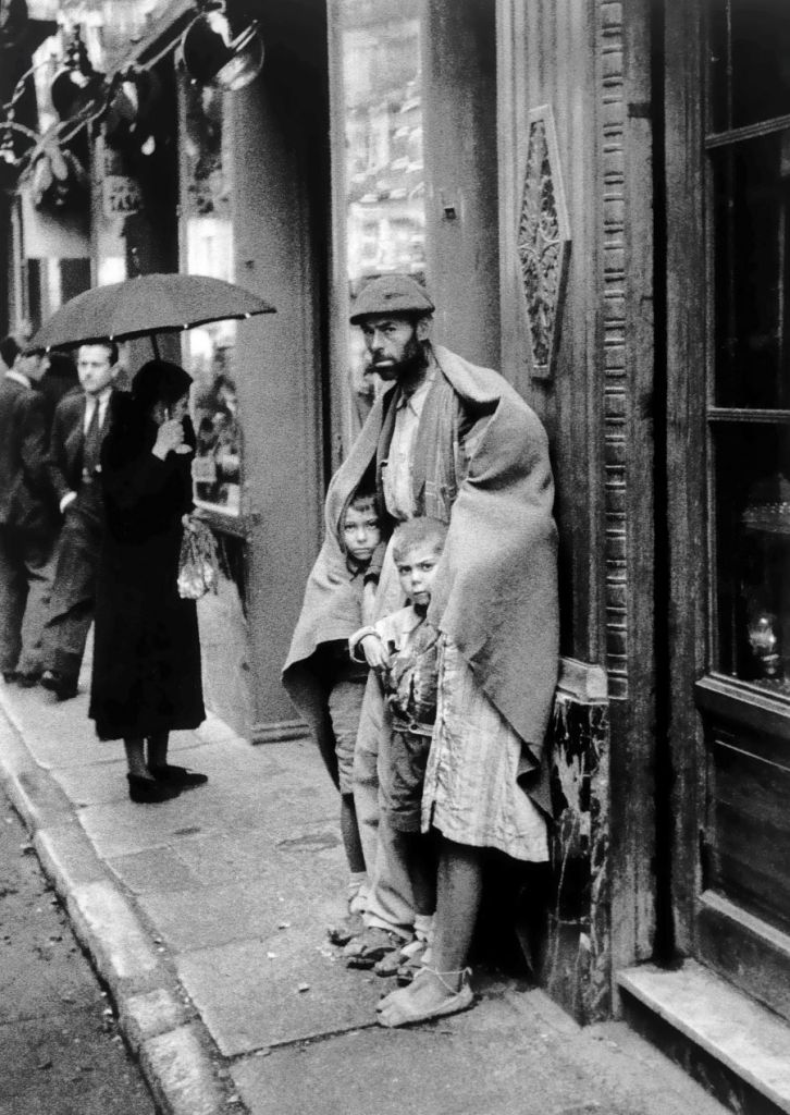 Madrid, año 1940.- Mendicidad a la puerta del restaurante Lhardy de Madrid. EFE/Hermes Pato