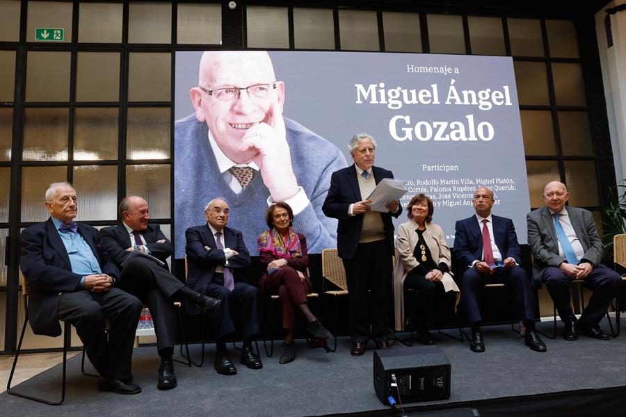 Familiares, compañeros y amigos homenajean al expresidente de EFE Miguel Ángel Gozalo