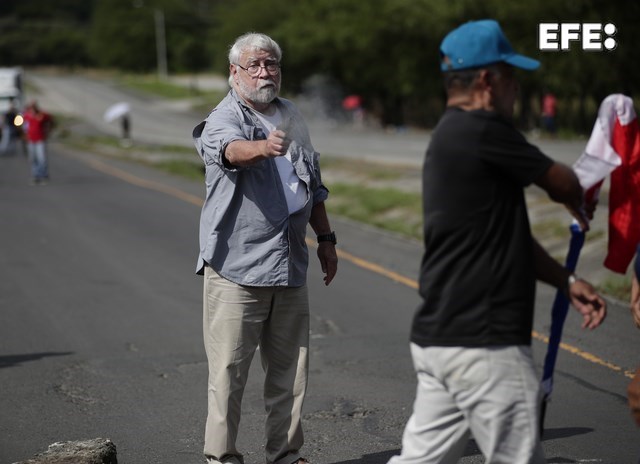 Chame (Panamá), 17/05/2024.- Fotografía de archivo fechada el 7 de noviembre de 2023 que muestra a un hombre mientras dispara un arma hacia un manifestante en medio de un bloqueo de docentes en la vía Panamericana, en Chame (Panamá). El fotoperiodista de la Agencia EFE Bienvenido Velasco recibió este jueves el Gran Premio Nacional de Periodismo por una de las fotografías en las que captó con su cámara el momento en el que un hombre disparaba a dos manifestantes durante las protestas contra la minería a finales del año pasado en Panamá, unas imágenes que forman parte ya de la historia del país centroamericano. EFE/ Bienvenido Velasco