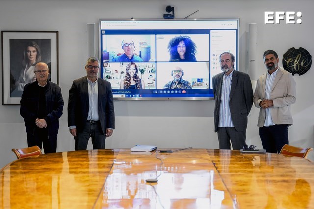 Madrid, 25/05/2024.- El jurado del Premio Saliou Traoré, formado por el presidente de la Agencia EFE, Miguel Ángel Oliver; el director general de Casa África, José Segura; el periodista de la Cadena SER Nicolás Castellano; el profesor y experto en Relaciones Internacionales Felipe Sahagún; la emprendedora Bisila Bokoko; el fotógrafo Laurent Leger; y la coordinadora de comunicación digital de la Fundación Mujeres por África, Antonina Cupe. EFE/Borja Sánchez Trillo