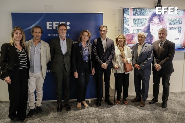 Madrid, 16/05/2024.- La familia de Cristina Yuste, posa con la ministra para la Transición Ecológica y el Reto Demográfico de España, Teresa Ribera (c), el presidente de Agencia EFE, Miguel Ángel Oliver (d). EFE/ Ballesteros