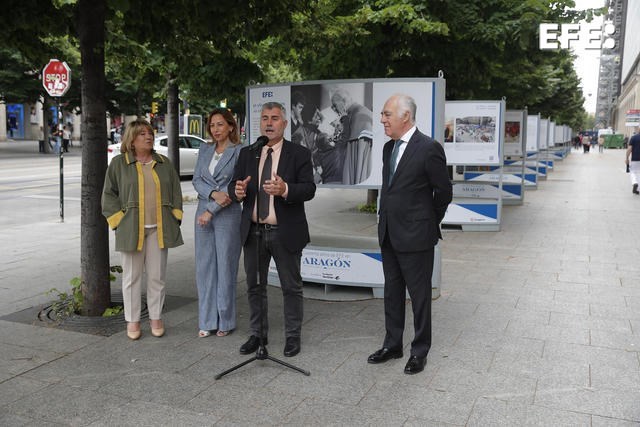 Zaragoza, 10/06/2024.- (De izqda. a dcha.) La consejera de Presidencia del Gobierno de Aragón, Tomasa Hernández; la alcaldesa de Zaragoza, Natalia Chueca; la alcaldesa de Zaragoza, Natalia Chueca el presidente de la Agencia EFE, Miguel Ángel Oliver, y el director general de la Fundación Ibercaja, José Luis Rodrigo, durante la inauguración oficial de la exposición EFE: 85 años con Aragón, 40 en Aragón, con motivo del cuadragésimo aniversario de la apertura de la delegación de la Agencia EFE en Aragón, en Zaragoza. EFE/ Javier Cebollada